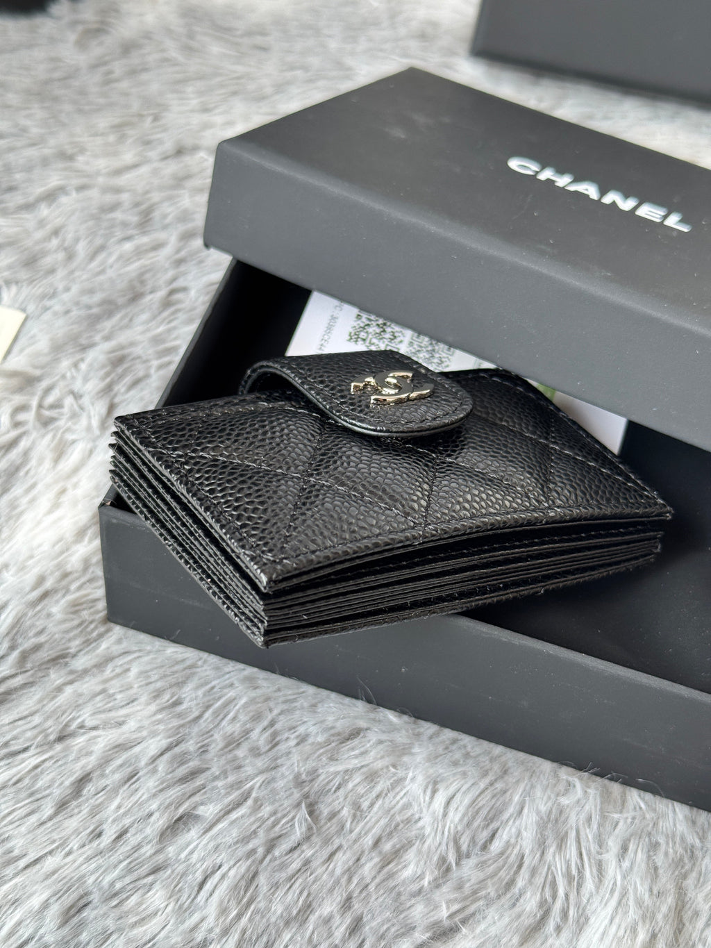 CARD HOLDER 10 CIRCLE CLASP IN BLACK CAVIAR LEATHER SILVER-TONE METALLIC