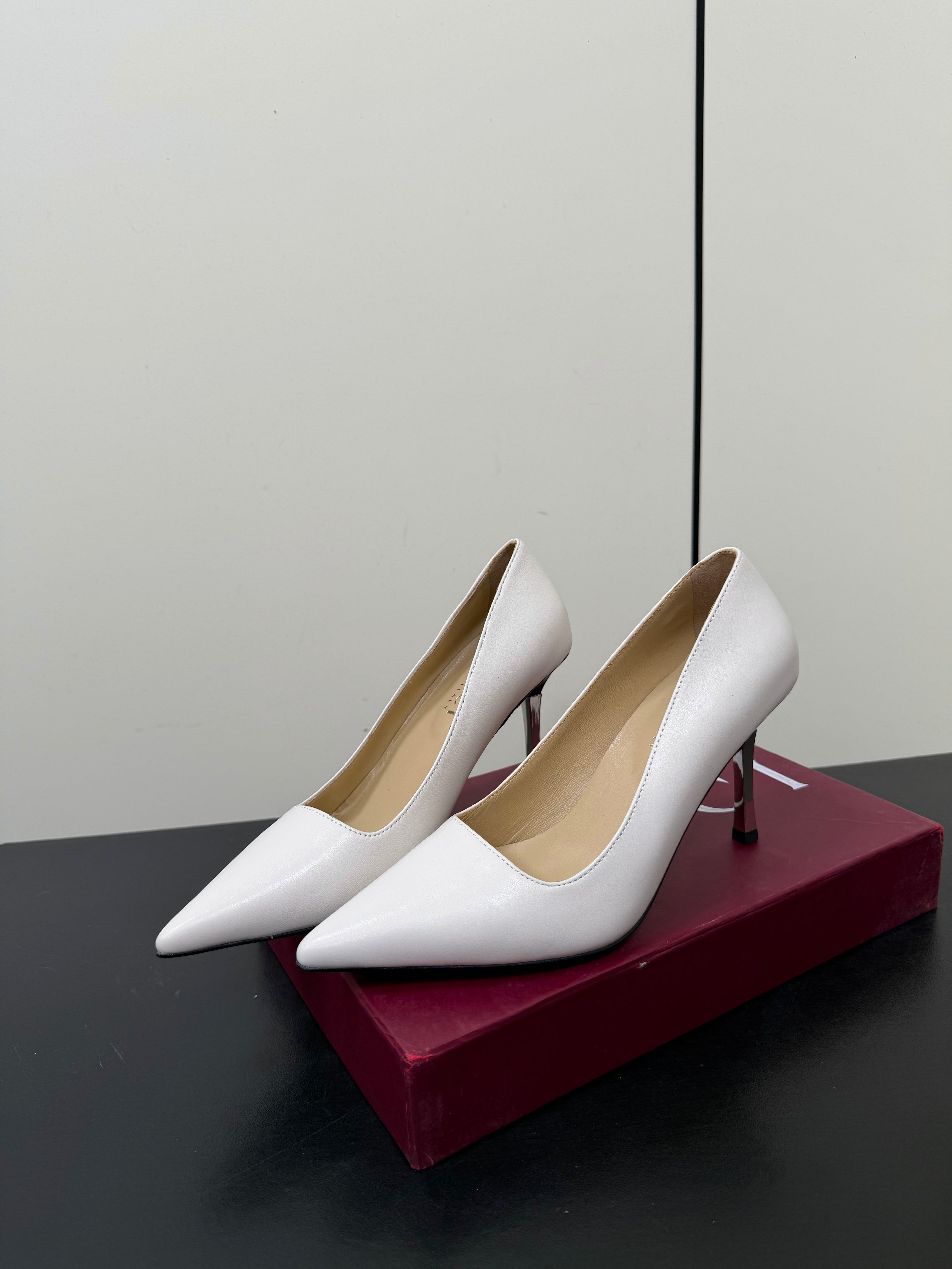 GUCCI 26S POINTED TOE PUMPS 85MM IN WHITE CALFSKIN