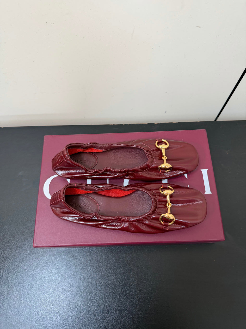 GUCCI 26S BALLET FLATS IN BURGUNDY RED SHINY CALFSKIN GOLD HARDWARE