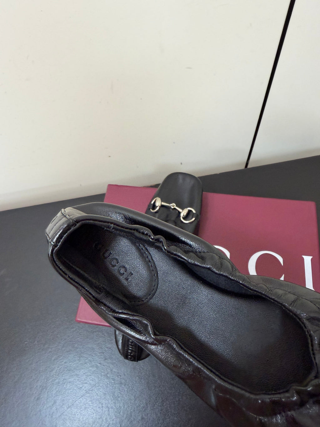 GUCCI 26S BALLET FLATS IN BLACK SHINY CALFSKIN GOLD HARDWARE