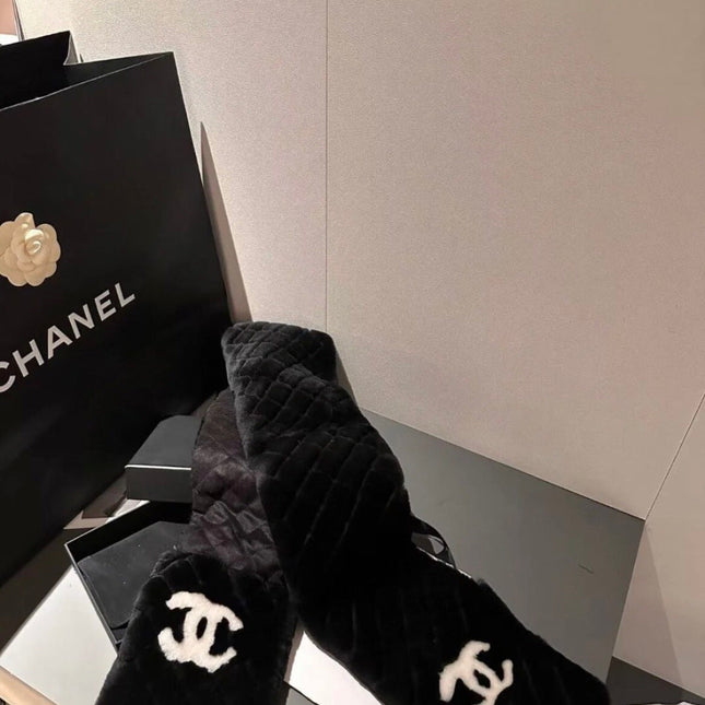 CHANEL 25S SCARF 120 IN FAUX FUR 876358