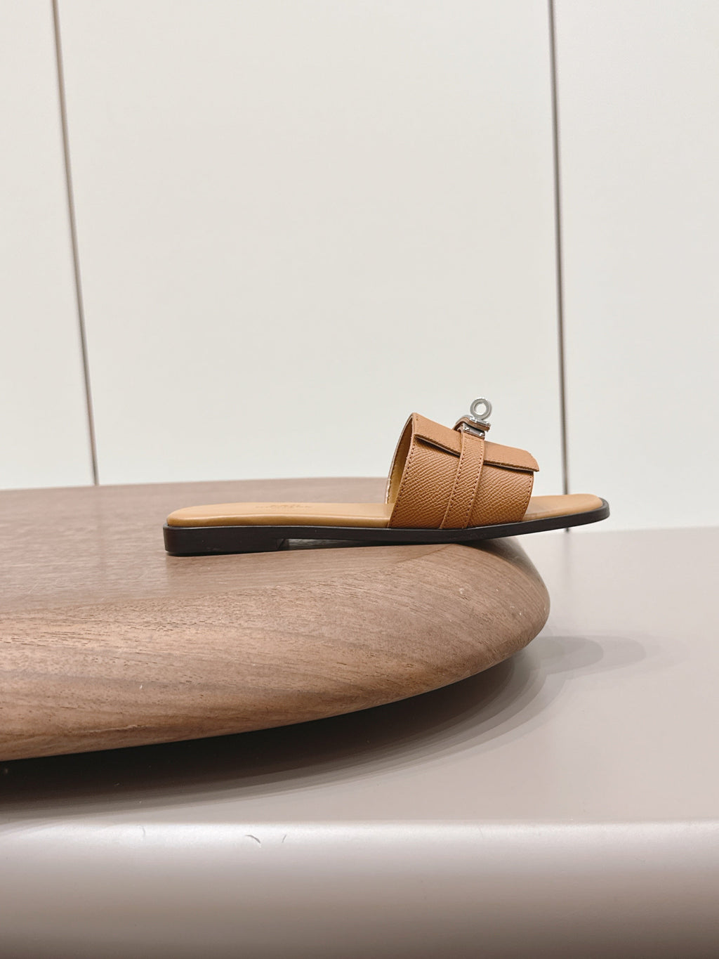 HM 26S GIULIA SANDAL IN CARAMEL BROWN EPSOM CALFSKIN SILVER HARDWARE