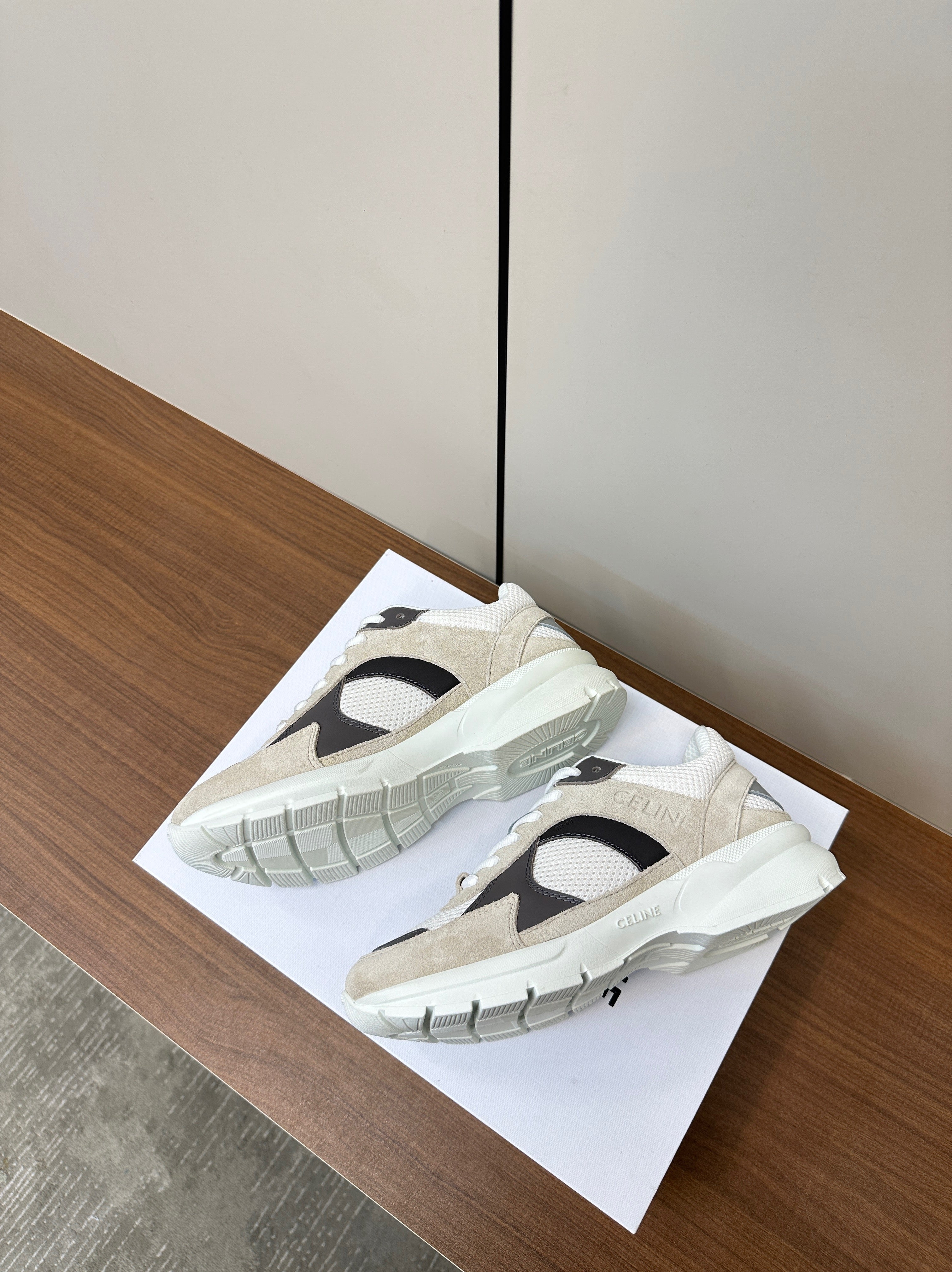 RUNNER CR-03 LOW LACE-UP PALE GRAY SUEDE AND BLACK CALFSKIN