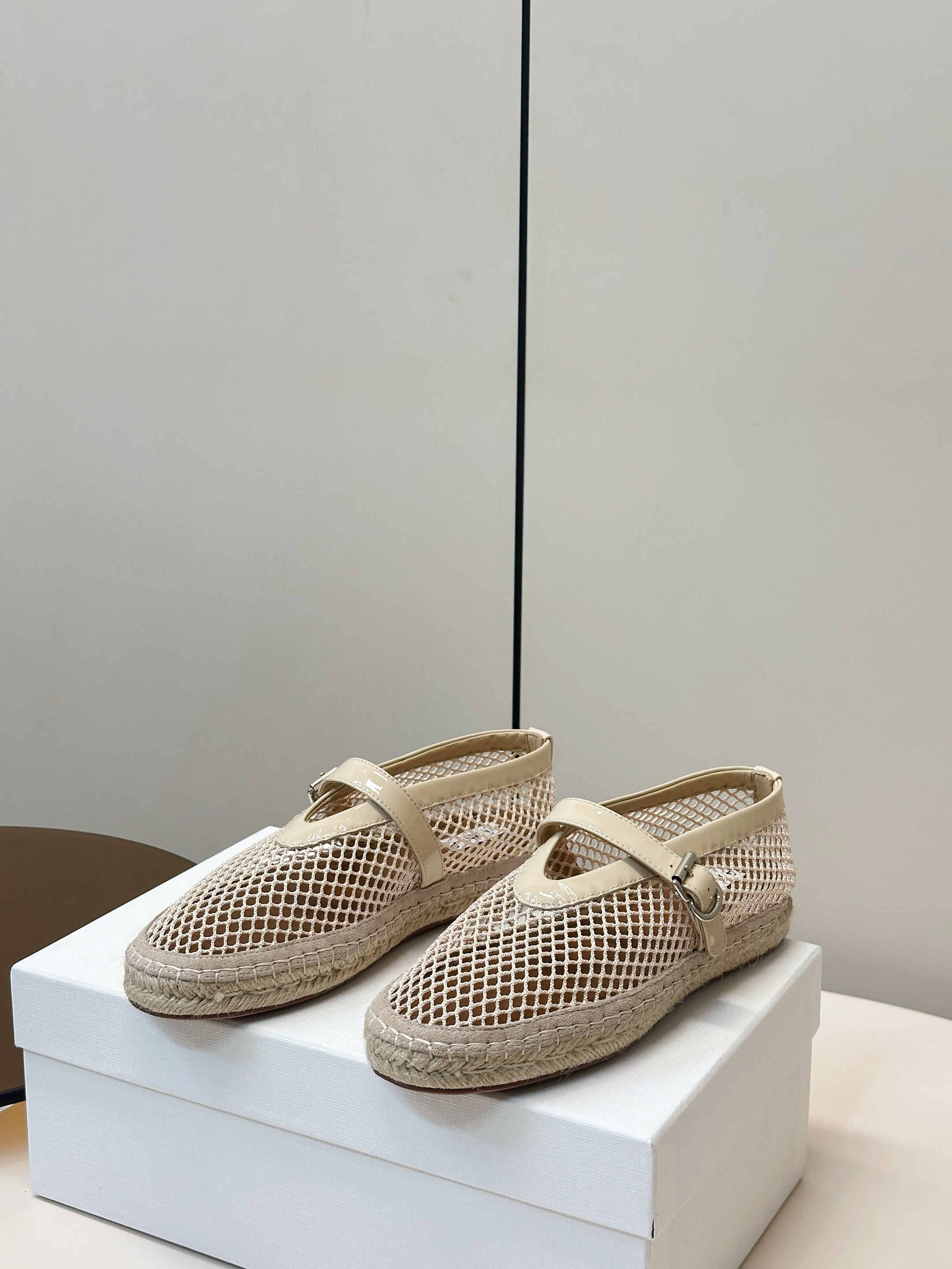 ALAIA 26S MESH ESPADRILLES IN BEIGE SOFT PATENT LEATHER