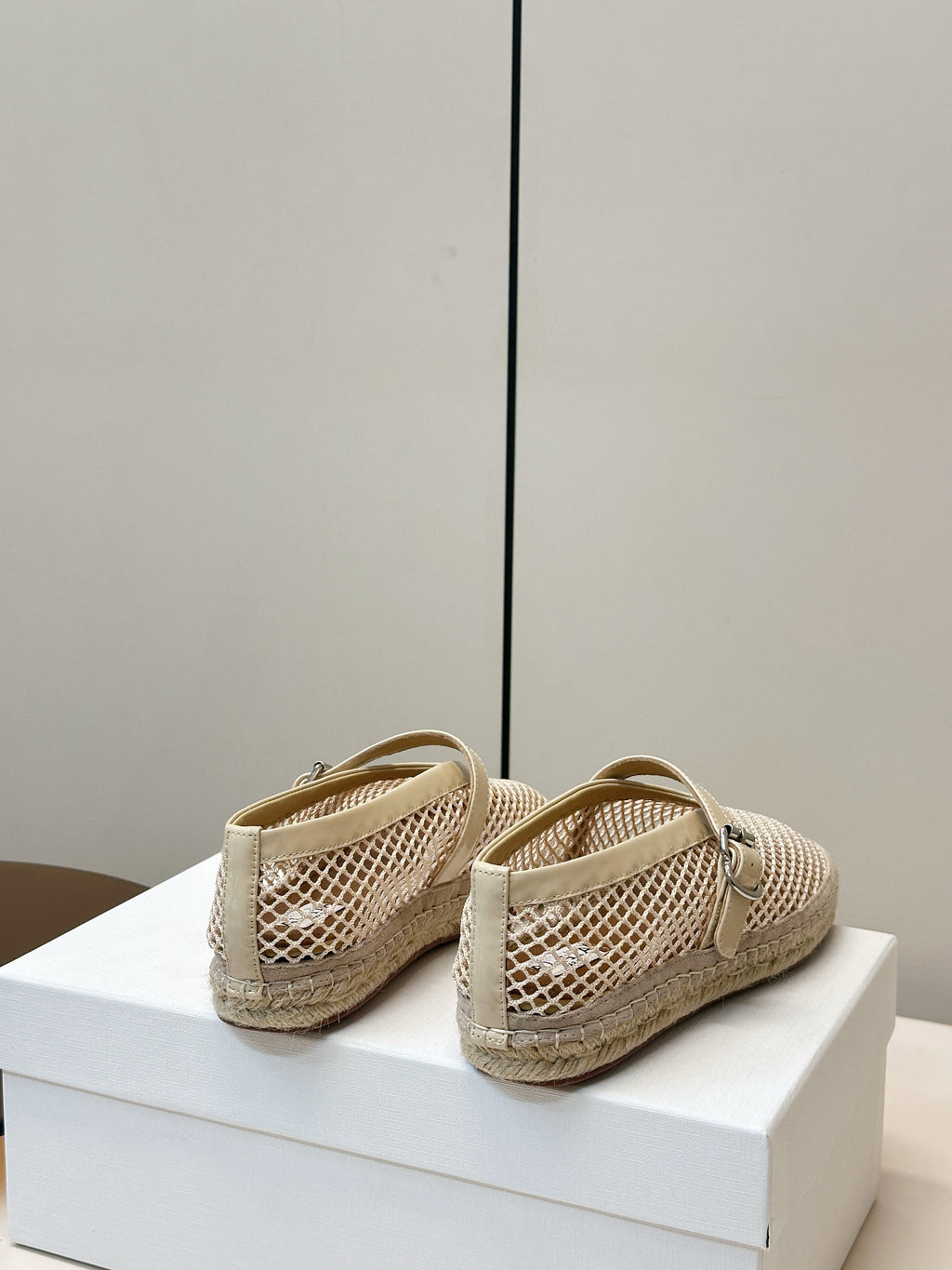 ALAIA 26S MESH ESPADRILLES IN BEIGE SOFT PATENT LEATHER