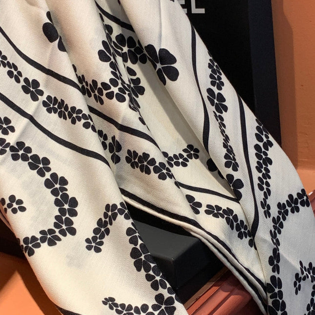 CHANEL 25S SCARF 135 CM IN CASHMERE SILK 943685