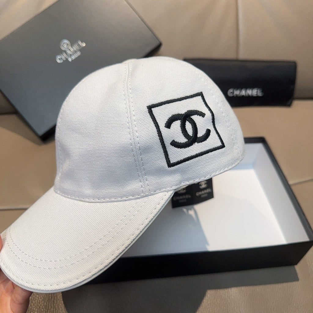 BASEBALL HAT IN WHITE DOUBLE C EMBROIDERED 674175