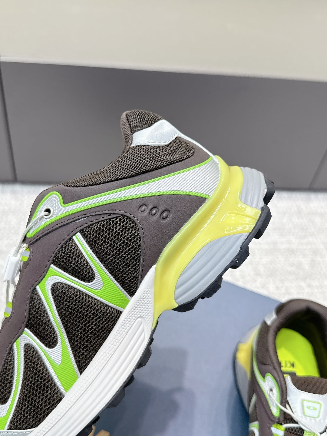 ALO 25S SALOMON XT WHISPER 40 MM IN BLACK AND GREEN MESH FABRIC