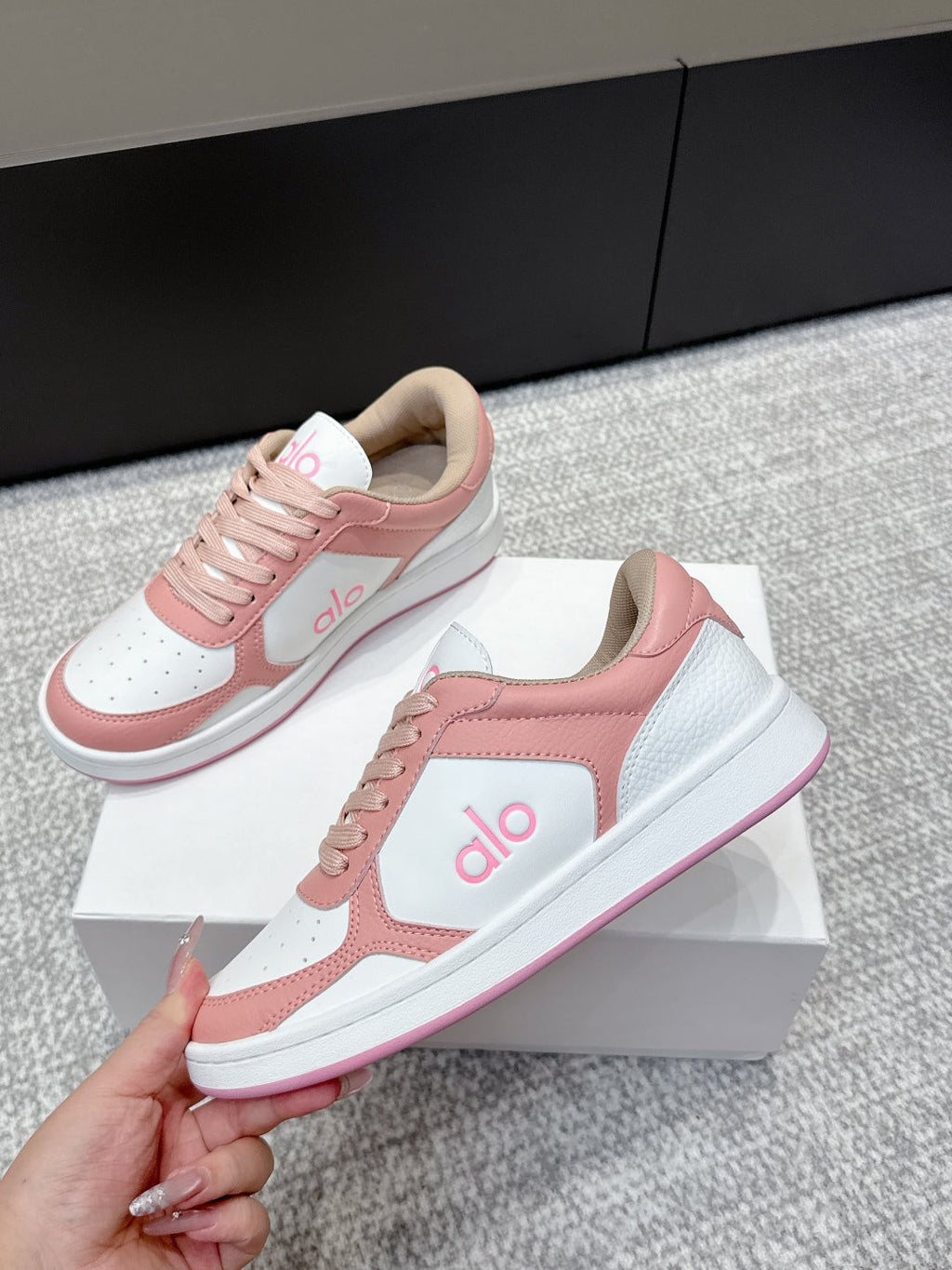 ALO 25S SNEAKER IN PINK AND WHITE LAMBSKIN
