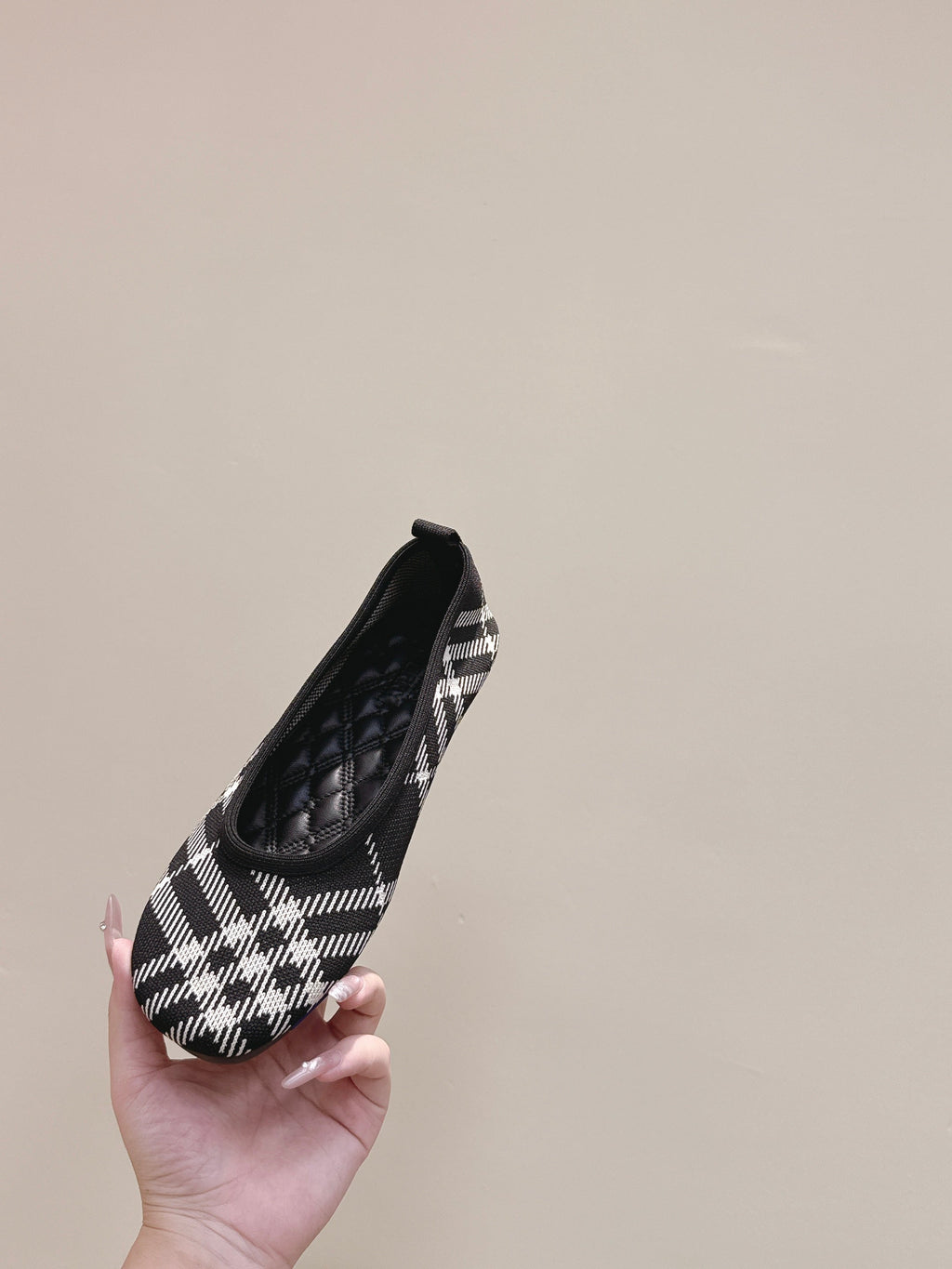 BURBERRY 26S BALLET FLATS IN BLACK AND WHITE KNIT STYLE 2