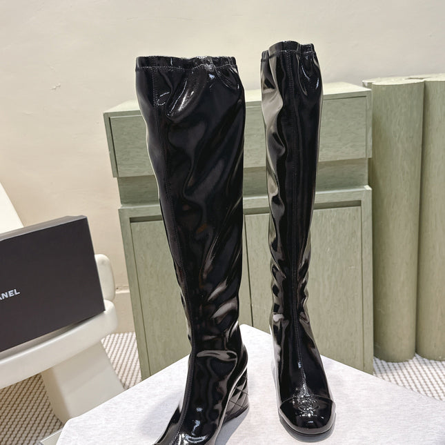 CHANEL 25S KNEE-HIGH BOOTS 60MM IN BLACK PATENT CALFSKIN WEDGE HEELS