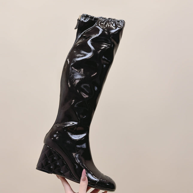 CHANEL 25S KNEE-HIGH BOOTS 60MM IN BLACK PATENT CALFSKIN WEDGE HEELS