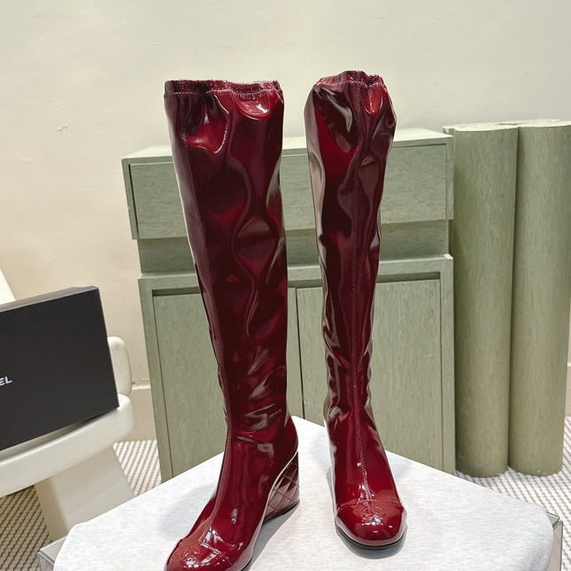 CHANEL 25S KNEE-HIGH BOOTS 60MM IN BURGUNDY PATENT CALFSKIN WEDGE HEELS