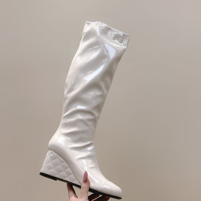 CHANEL 25S KNEE-HIGH BOOTS 60MM IN WHITE PATENT CALFSKIN WEDGE HEELS