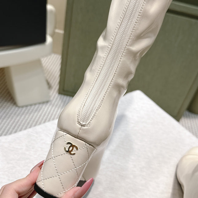 CHANEL 25S KNEE-HIGH BOOTS 60MM IN WHITE PATENT CALFSKIN WEDGE HEELS