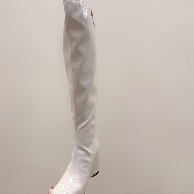 CHANEL 25S KNEE-HIGH BOOTS 60MM IN WHITE PATENT CALFSKIN WEDGE HEELS