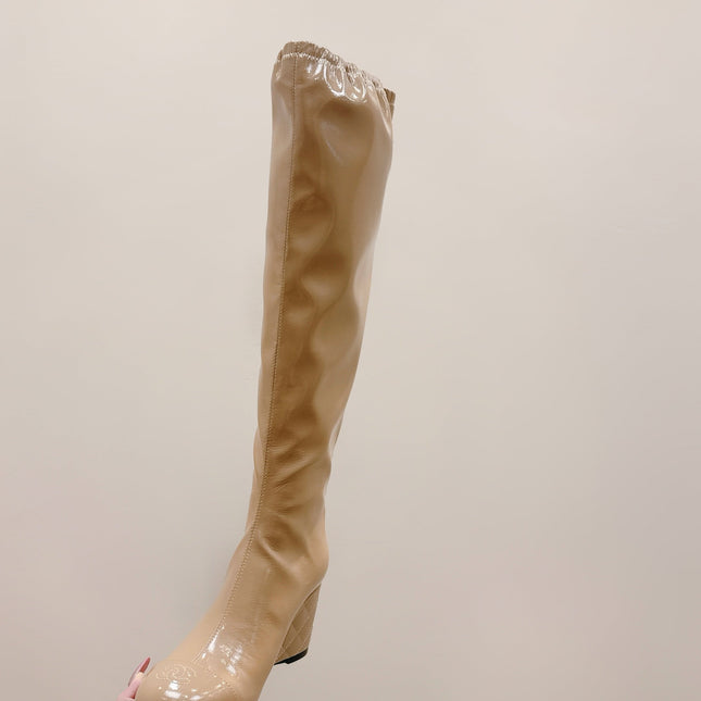 CHANEL 25S KNEE-HIGH BOOTS 60MM IN BEIGE PATENT CALFSKIN WEDGE HEELS