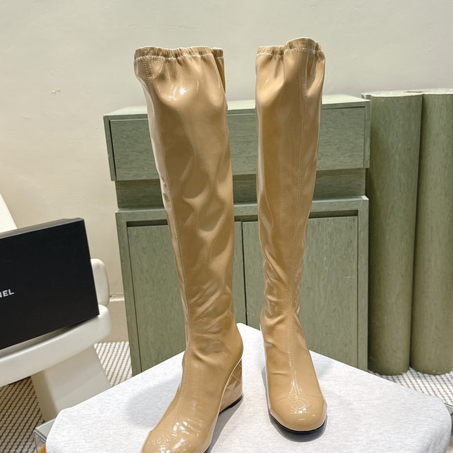CHANEL 25S KNEE-HIGH BOOTS 60MM IN BEIGE PATENT CALFSKIN WEDGE HEELS