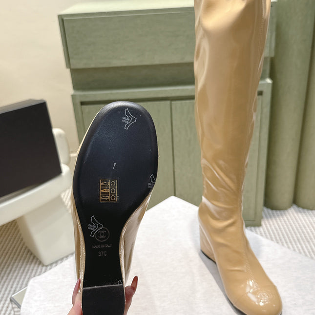 CHANEL 25S KNEE-HIGH BOOTS 60MM IN BEIGE PATENT CALFSKIN WEDGE HEELS