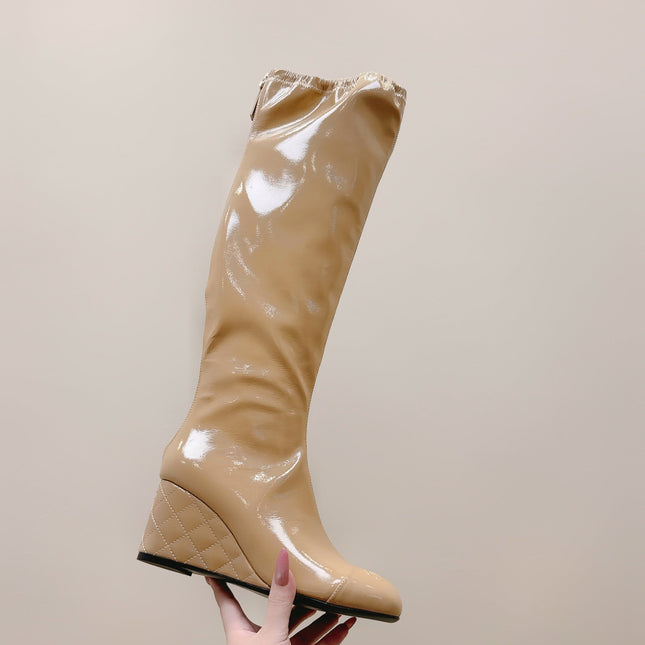 CHANEL 25S KNEE-HIGH BOOTS 60MM IN BEIGE PATENT CALFSKIN WEDGE HEELS