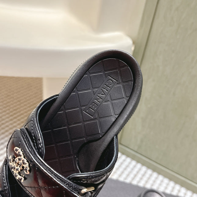 CHANEL 25S STRAP SANDALS IN BLACK PATENT CALFSKIN SILVER HARDWARE