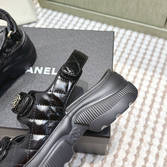 CHANEL 25S SANDALS IN BLACK PATENT CALFSKIN GOLD HARDWARE