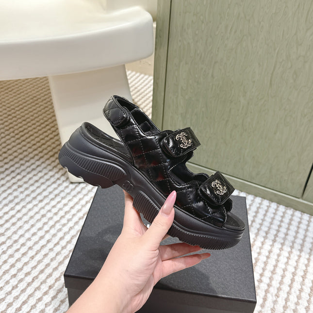 CHANEL 25S SANDALS IN BLACK PATENT CALFSKIN GOLD HARDWARE