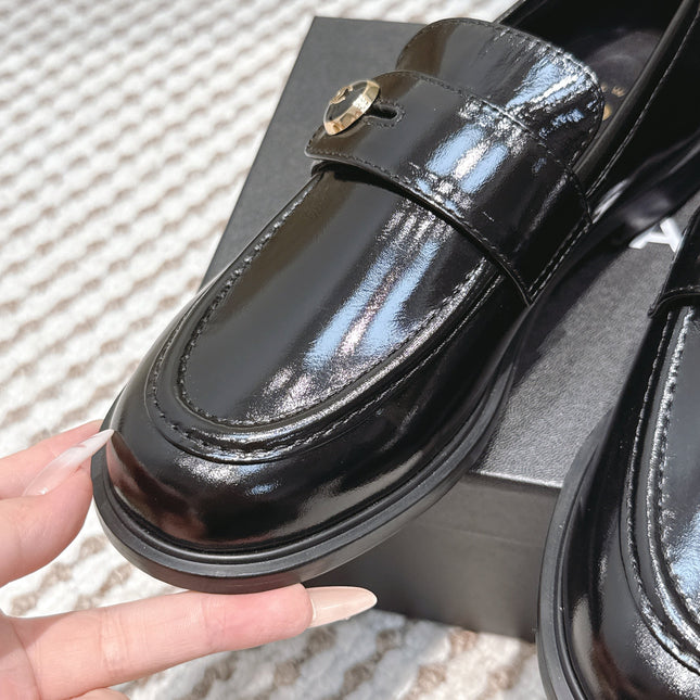CHANEL 25S GODDESS FLAT LOAFERS IN BLACK PATENT CALFSKIN GOLD HARDWARE