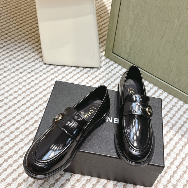 CHANEL 25S GODDESS FLAT LOAFERS IN BLACK PATENT CALFSKIN GOLD HARDWARE