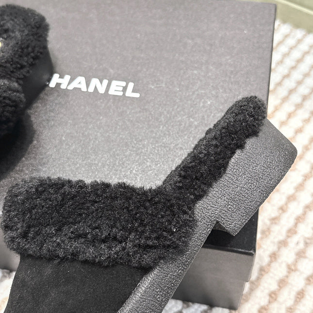 CHANEL 25S INDOOR SLIPPERS IN BLACK SUEDE FUR-LINED