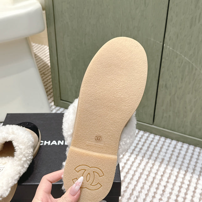 CHANEL 25S INDOOR SLIPPERS IN BEIGE AND BLACK SUEDE FUR-LINED