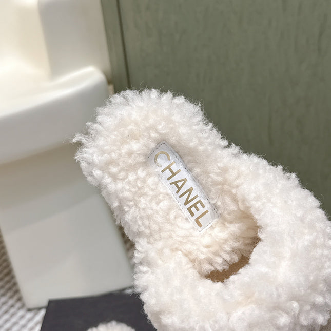 CHANEL 25S INDOOR SLIPPERS IN BEIGE AND BLACK SUEDE FUR-LINED
