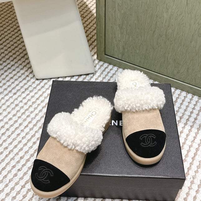 CHANEL 25S INDOOR SLIPPERS IN BEIGE AND BLACK SUEDE FUR-LINED