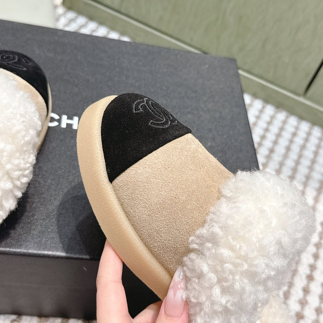 CHANEL 25S INDOOR SLIPPERS IN BEIGE AND BLACK SUEDE FUR-LINED