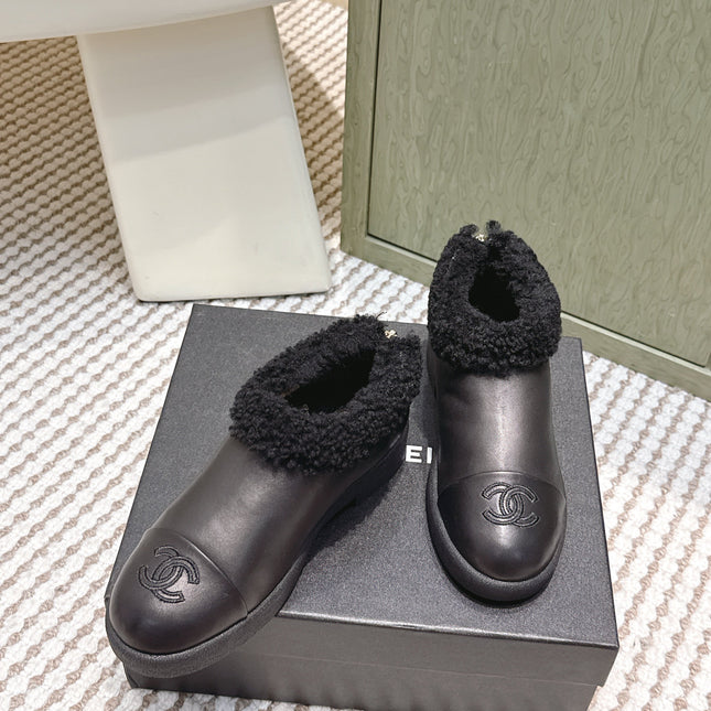 CHANEL 25S SHORT BOOTS IN BLACK CALFSKIN WITH SHEEPSKIN LINING