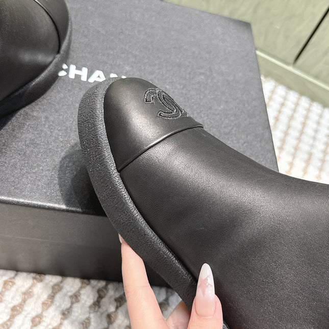 CHANEL 25S CALF-HIGH BOOTS IN BLACK CALFSKIN LINED WITH SHEEPSKIN