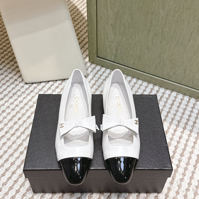 CHANEL 25S MARY JANE BALLET FLATS IN WHITE LAMBSKIN BLACK PATENT CAP TOE WITH BOW
