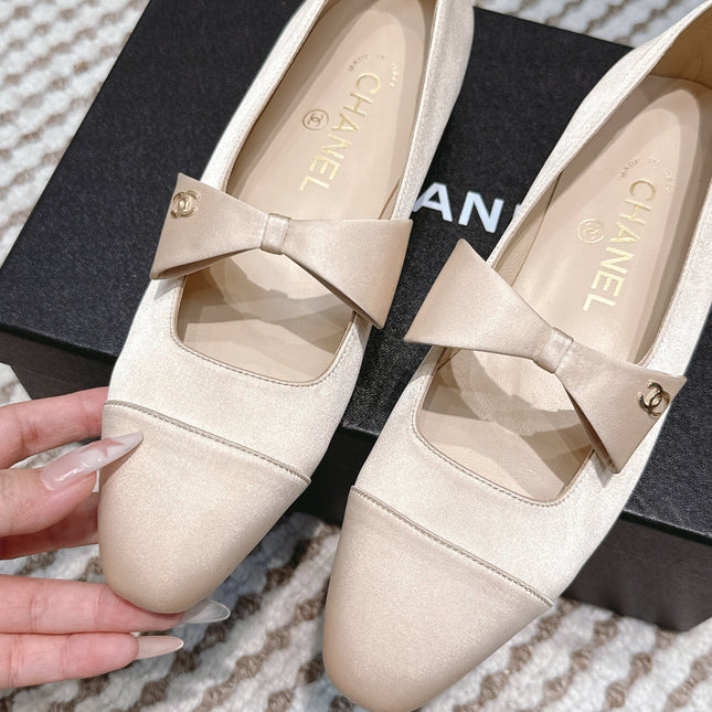 CHANEL 25S MARY JANE BALLET FLATS IN BEIGE SILK WITH BOW
