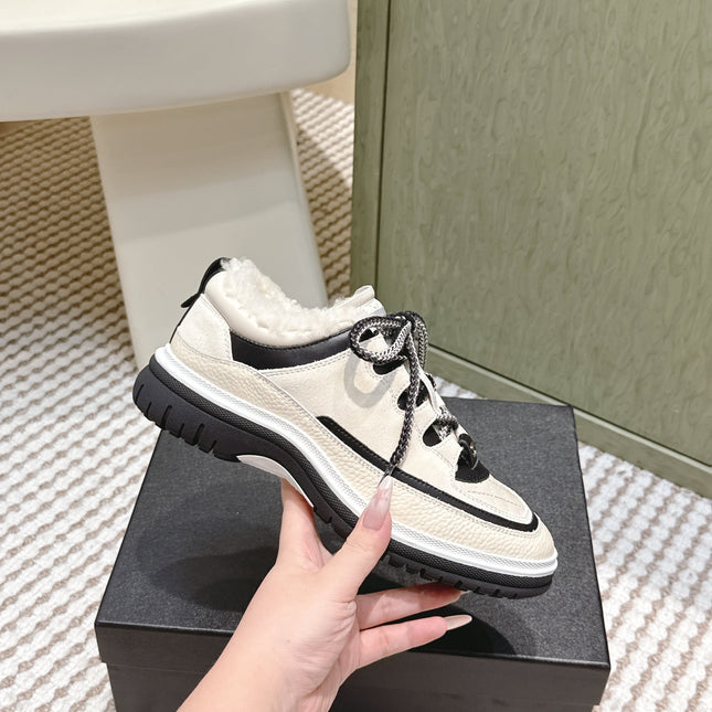 CHANEL 25S THICK-SOLE SNEAKERS IN WHITE AND BLACK CALFSKIN WITH FUR LINING
