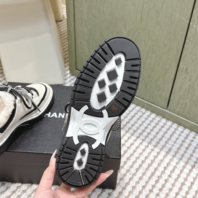 CHANEL 25S THICK-SOLE SNEAKERS IN WHITE AND BLACK CALFSKIN WITH FUR LINING