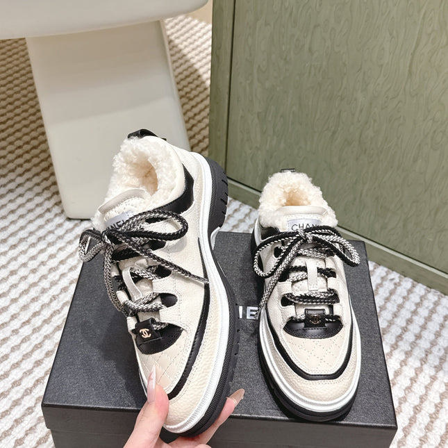 CHANEL 25S THICK-SOLE SNEAKERS IN WHITE AND BLACK CALFSKIN WITH FUR LINING