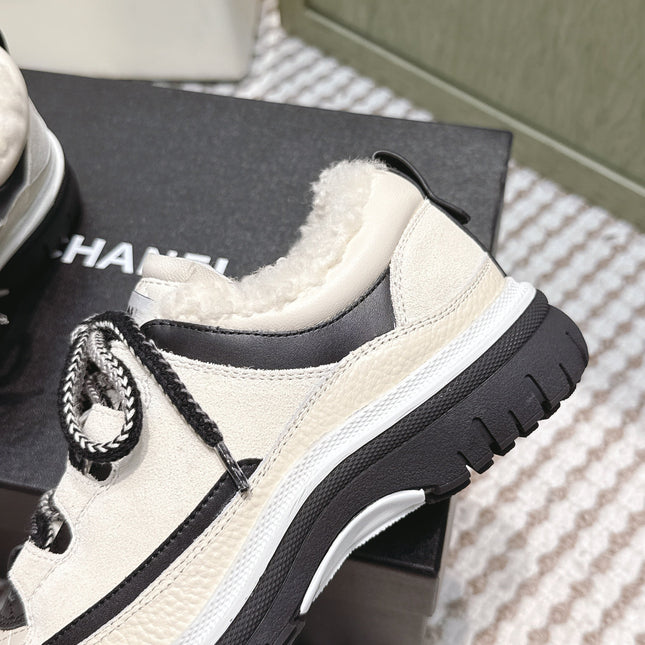 CHANEL 25S THICK-SOLE SNEAKERS IN WHITE AND BLACK CALFSKIN WITH FUR LINING