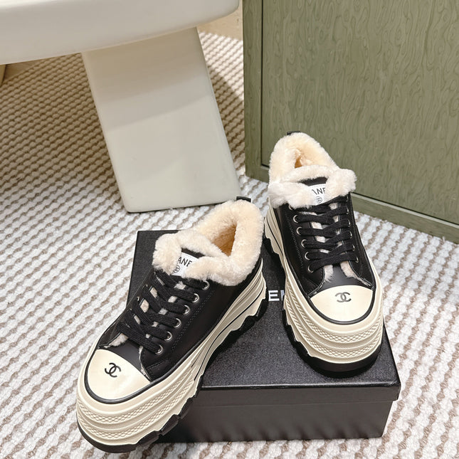 CHANEL 25S THICK-SOLE SNEAKERS 60MM IN BLACK AND BEIGE CALFSKIN WITH FUR LINING