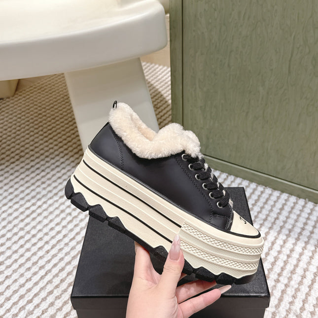 CHANEL 25S THICK-SOLE SNEAKERS 60MM IN BLACK AND BEIGE CALFSKIN WITH FUR LINING