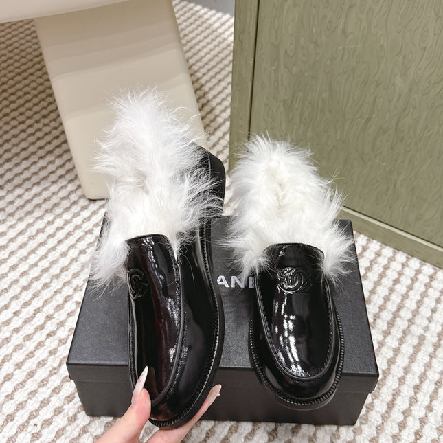 CHANEL 25S LOAFERS MOCCASIN IN BLACK GLOSSY CALFSKIN WITH WHITE MINK FUR LINING