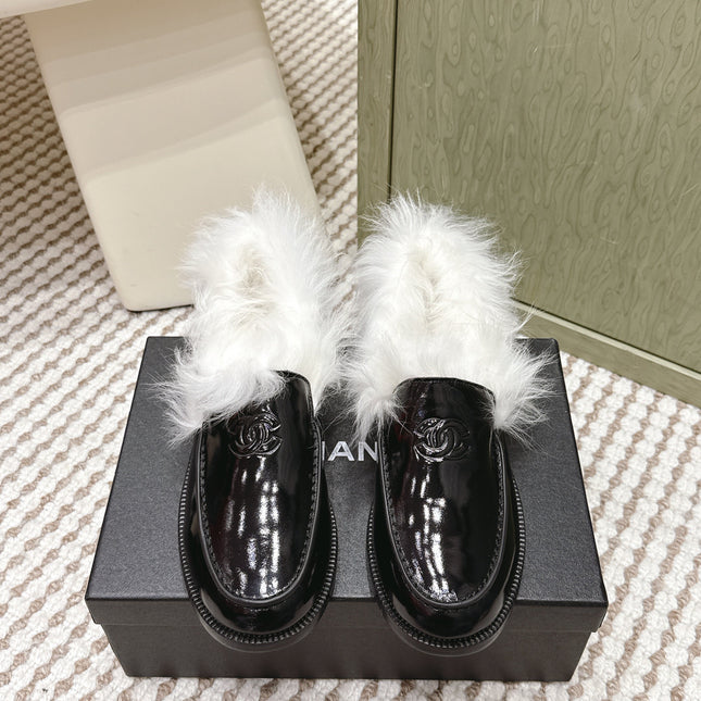CHANEL 25S LOAFERS MOCCASIN IN BLACK GLOSSY CALFSKIN WITH WHITE MINK FUR LINING