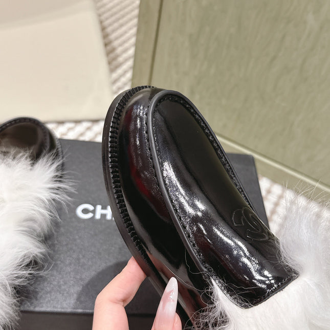 CHANEL 25S LOAFERS MOCCASIN IN BLACK GLOSSY CALFSKIN WITH WHITE MINK FUR LINING