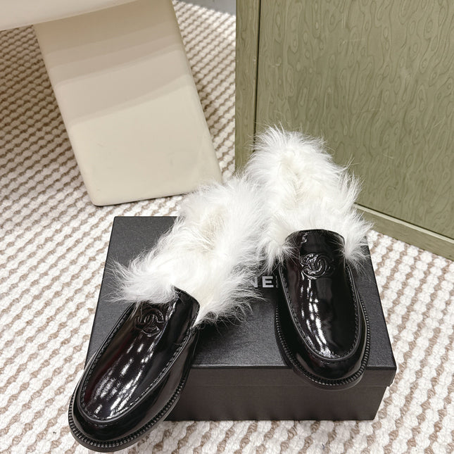 CHANEL 25S LOAFERS MOCCASIN IN BLACK GLOSSY CALFSKIN WITH WHITE MINK FUR LINING
