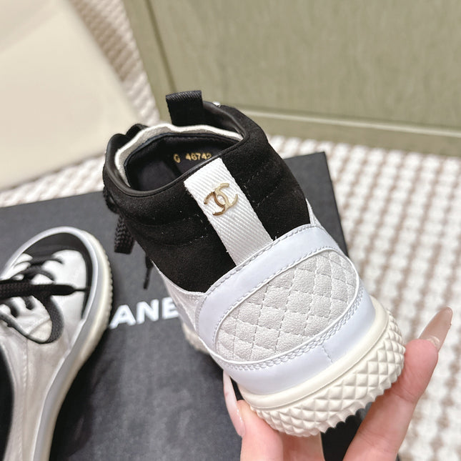 CHANEL 25S HIGH-TOP SNEAKERS IN BLACK AND WHITE CALFSKIN AND SUEDE