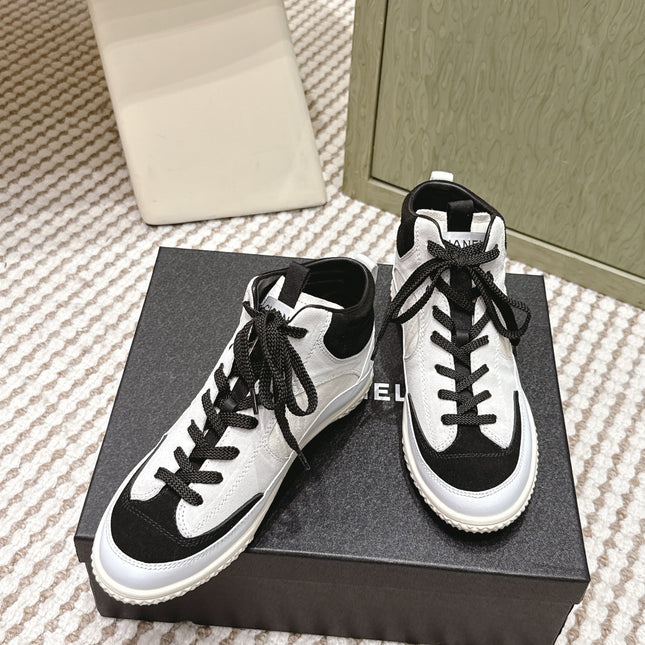 CHANEL 25S HIGH-TOP SNEAKERS IN BLACK AND WHITE CALFSKIN AND SUEDE
